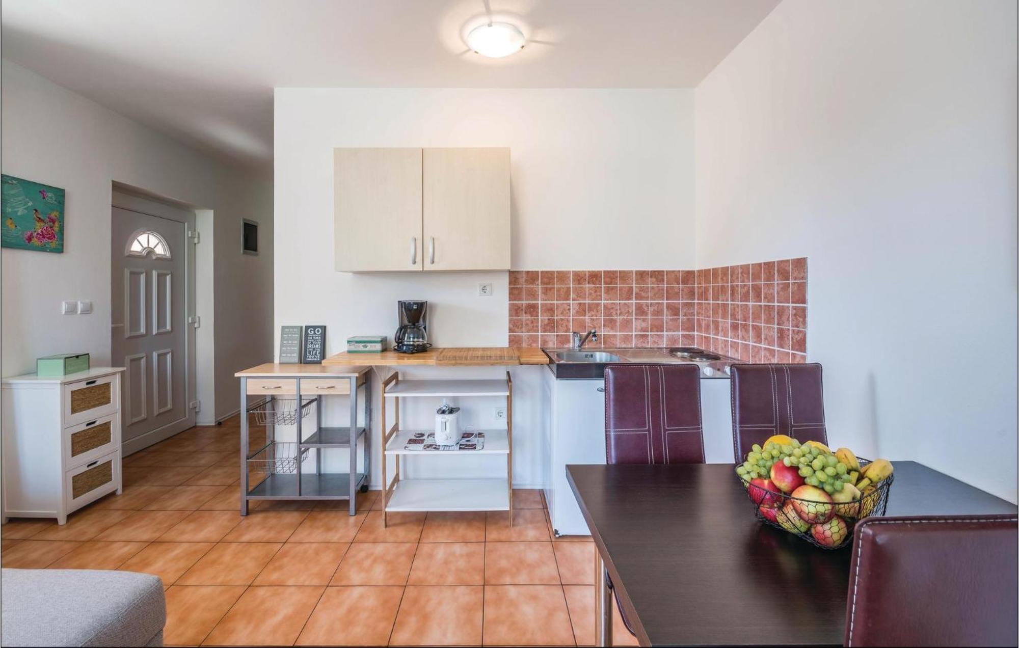 7 Bedroom Stunning Home In Лижнян Экстерьер фото