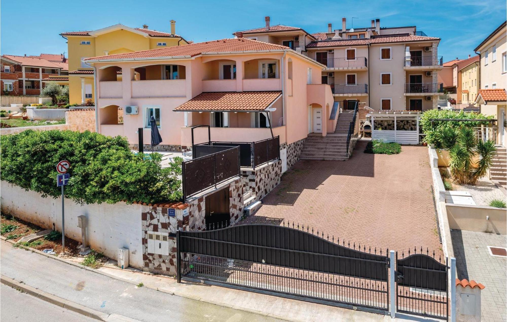 7 Bedroom Stunning Home In Лижнян Экстерьер фото